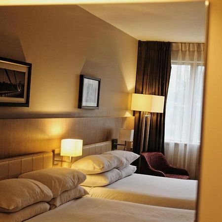 แลงคาสเตอร์ โฮเต็ล แอนด์ สปา Hotel อักซ์บริดจ์ ภายนอก รูปภาพ