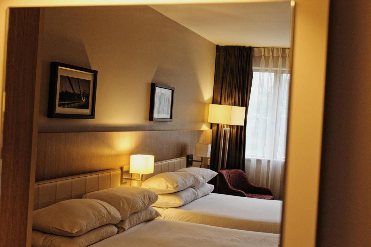 แลงคาสเตอร์ โฮเต็ล แอนด์ สปา Hotel อักซ์บริดจ์ ภายนอก รูปภาพ