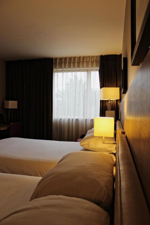 แลงคาสเตอร์ โฮเต็ล แอนด์ สปา Hotel อักซ์บริดจ์ ภายนอก รูปภาพ